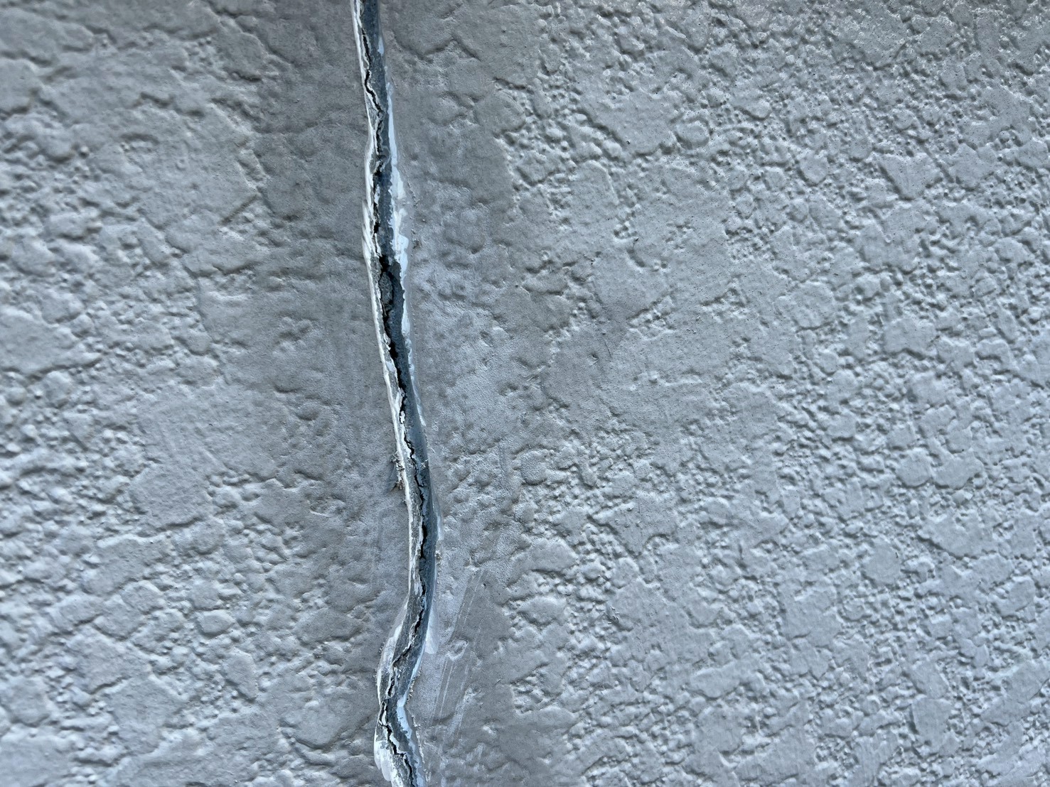 大分市　外壁のひび割れは放置すると危険？補修と塗装の必要性を解説